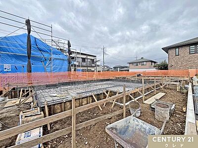 外観:現在は基礎工事中です。床全面と立ち上がりを鉄筋コンクリートで施工することで、安心して暮らせる地震に強い基礎を造ります。 外観:現在は基礎工事中です。床全面と立ち上がりを鉄筋コンクリートで施工することで、安心して暮らせる地震に強い基礎を造ります。