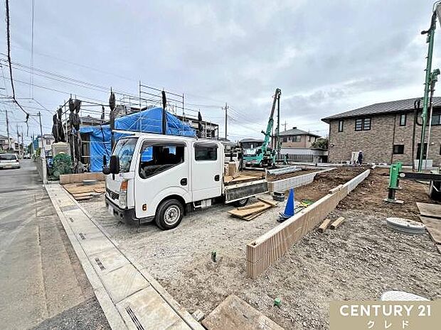 道路から一歩奥まった旗竿地は、玄関を出てすぐに道路がないため、小さなお子さまのいるご家庭にも配慮された住環境です。