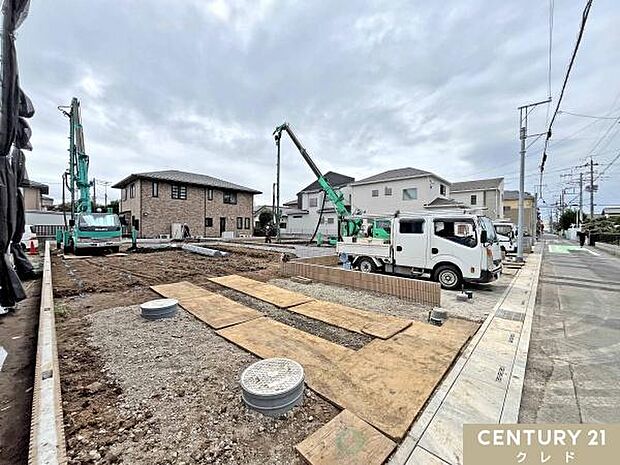 全棟敷地面積40坪超のゆとりある住空間。2台駐車可能なカースペース付きで、通勤やお子様の送り迎えなど、ご夫婦でお車をお持ちの方も安心です。