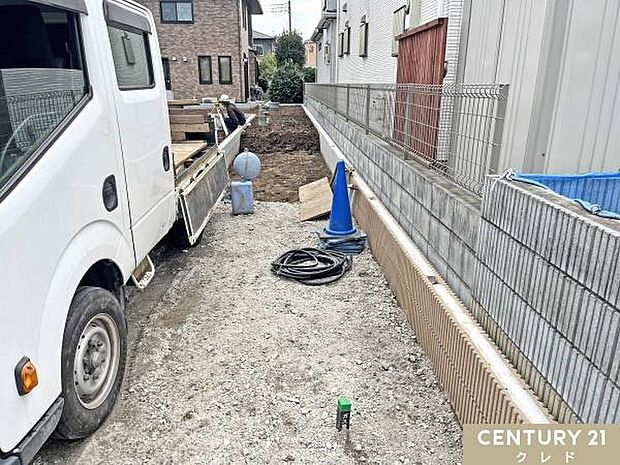 道路から一歩奥まった旗竿地は、玄関を出てすぐに道路がないため、小さなお子さまのいるご家庭にも配慮された住環境です。