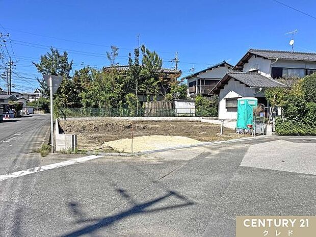 現在、更地の状態です。敷地の広さや陽当たり、周辺環境を実際に確認できます。2026年11月完成予定。