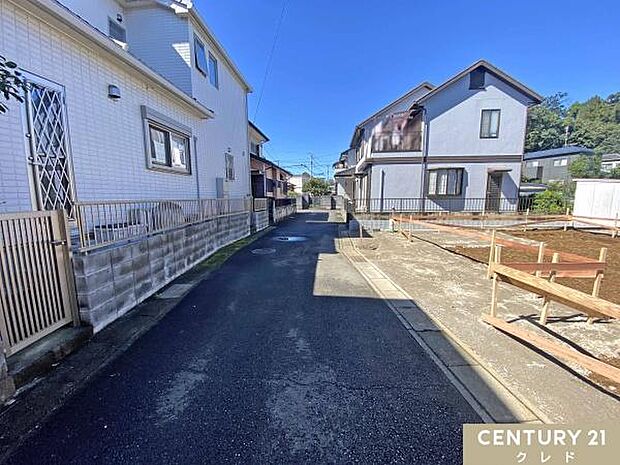 JR川越線「笠幡」駅徒歩18分。東武東上線「鶴ヶ島」駅バス6分「川鶴センター」停徒歩10分。電車とバスを使い分けられる便利な立地です。