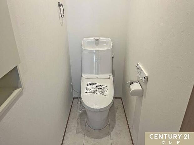 窓から自然光が入り、明るく爽やかな印象のトイレです。温水洗浄便座付きで毎日快適。お手入れもしやすく、清潔な状態を保ちやすいのも魅力です。