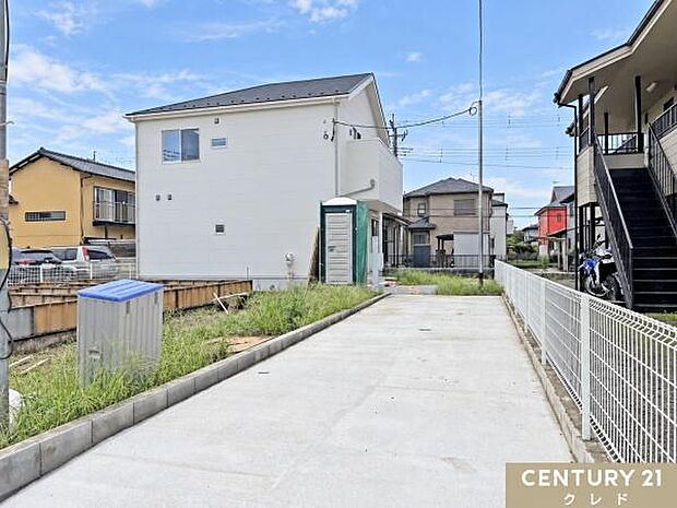 道路から一歩奥まった旗竿地。玄関を出てすぐに道路がないため、小さなお子さまのいるご家庭にも嬉しい住環境です。