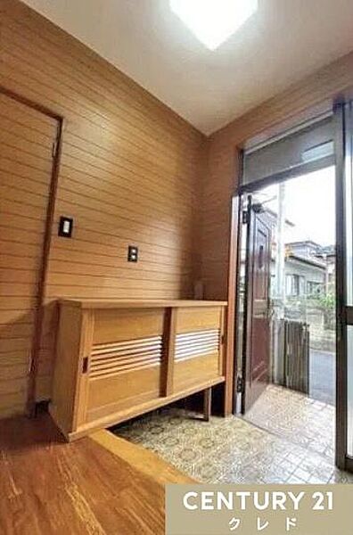 木の温もりを感じる温かみある玄関。大切な家族やお客様をあたたかく迎えてくれます。季節のお花や家族の思い出の写真を飾ってみたり玄関装飾も楽しめます！