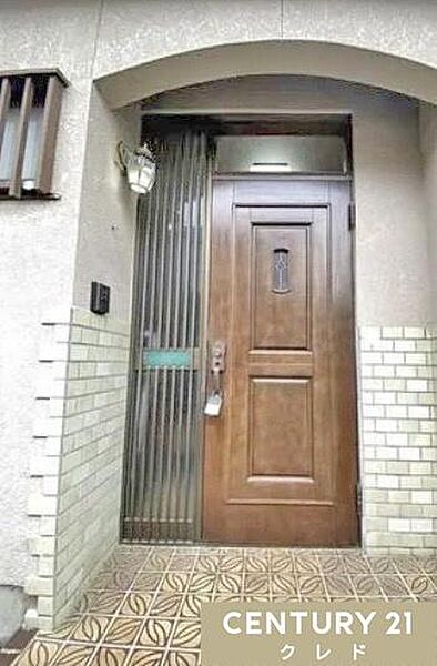 「おかえり」と「ただいま」が交差する玄関。玄関ポーチがあるので、雨の日など天気の悪い日もスムーズに出入りすることができます。