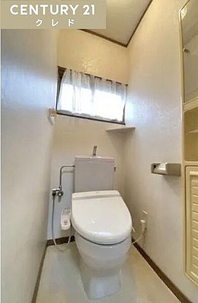 1日に何度も使うトイレは白をベースにしたシンプルな造り。お好きなレイアウトを加えて、使いやすくリラックスできる空間にしてみてはいかがでしょうか。