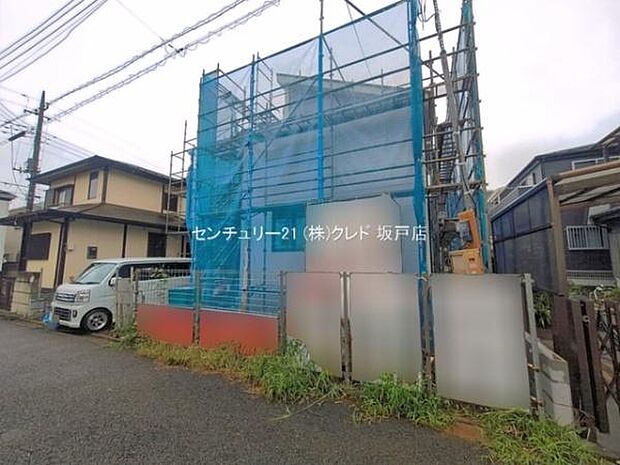 お住まいの耐久性・デザイン性を左右する外壁材が取り付けられました。風雨や紫外線に強く、長期間にわたり建物を保護します。