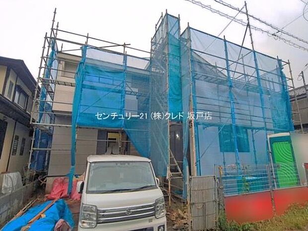 完成に向けて丁寧に施工が行われています。防水シートと外壁の2つの工程を重ねることで骨組みとなる木材を湿気などから守ります。