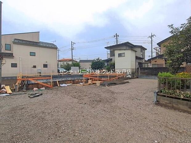 全棟70坪超のゆとりある敷地。並列2台駐車可能なカースペース付き、ご夫婦でお車をお持ちの方も安心です。