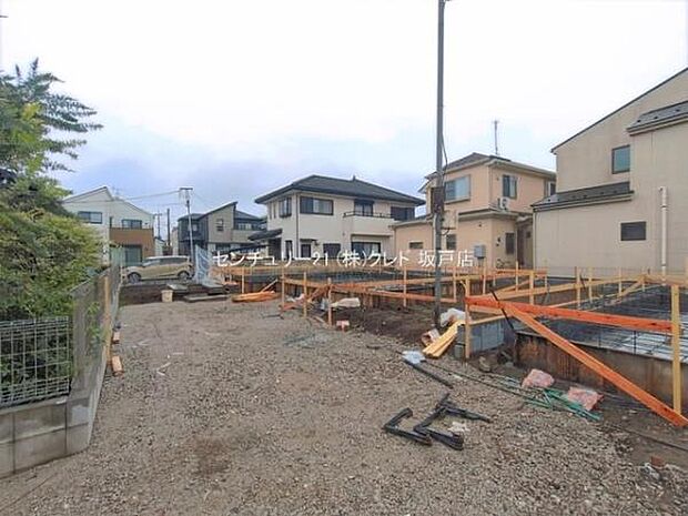 全棟70坪超のゆとりある敷地。並列2台駐車可能なカースペース付き、ご夫婦でお車をお持ちの方も安心です。