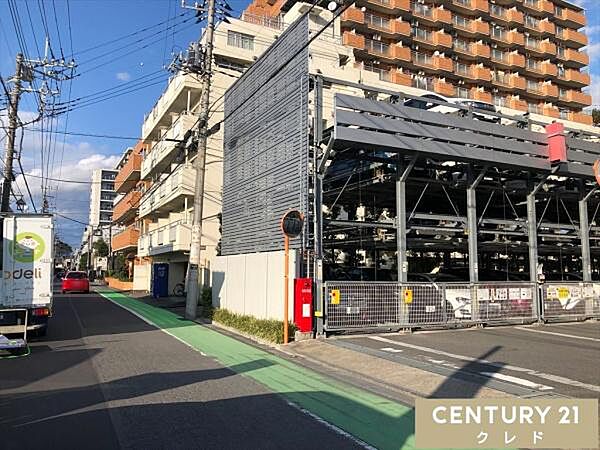 敷地内に駐車場（9000～15000円）があります。空き状況や車サイズの制限もありますので、ご希望の場合はお気軽にご確認ください。