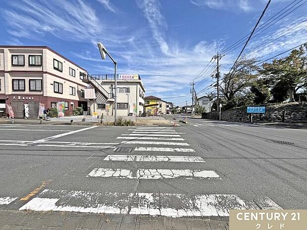 西側18m×南側10mの開放的な南西角地。陽当りも良好で、明るく心地よい住環境が魅力です。