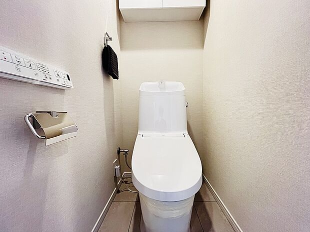 トイレには快適な温水洗浄便座付