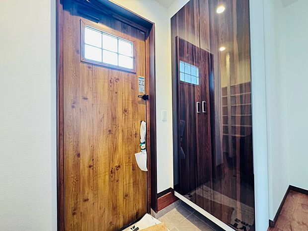 明るさとコントラストを兼ね備えた玄関