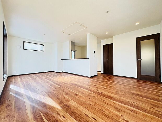 明るいリビングルームは自然と家族が集まるコミュニケーションの場所に