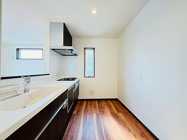 リビングの様子を見渡せる明るい対面キッチンで楽しくお料理出来ますね