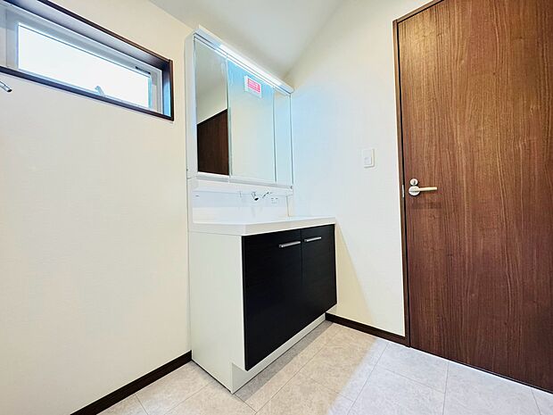 歯ブラシや洗面グッズなども収納できる三面鏡はお手入れも簡単です！