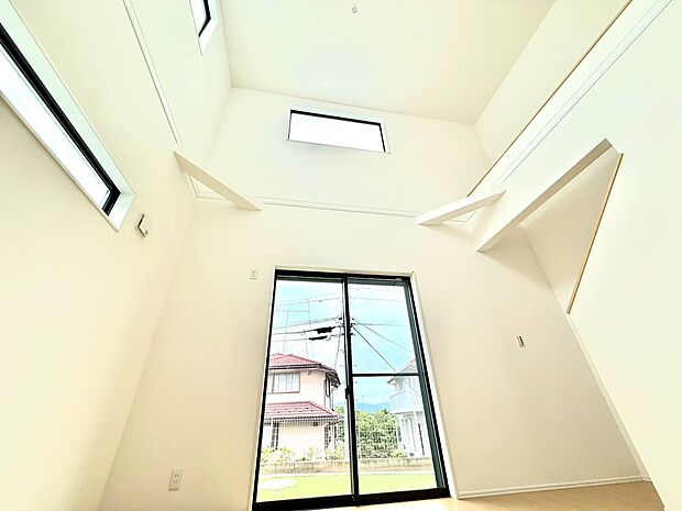 天井吹き抜けで開放感があります。