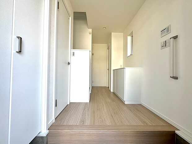 落ち着いた雰囲気の玄関、家族の帰りを暖かく迎えてくれます