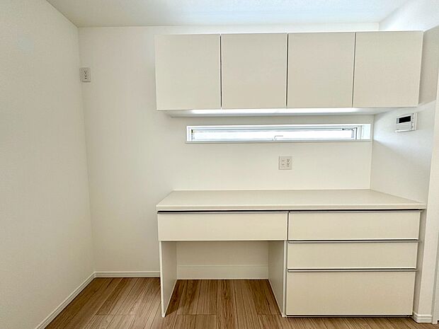 便利なカップボードは、家電や食器などをすっきり整頓できます