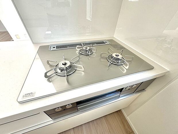 3口ガスコンロでお料理のスピードもUP。効率よくお料理ができますね