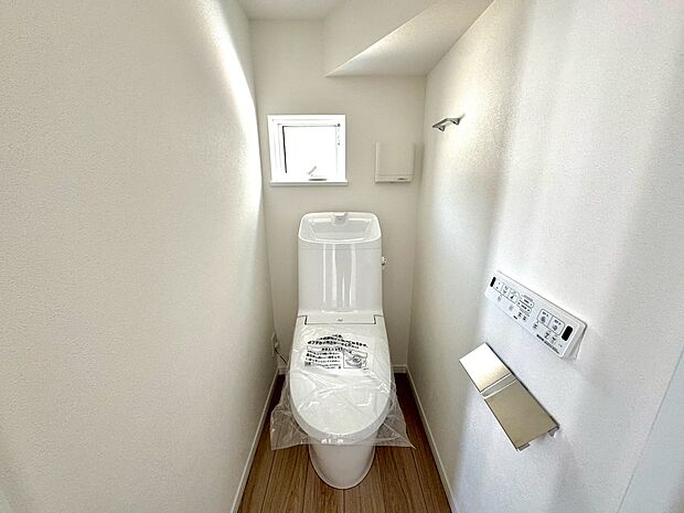 トイレには快適な温水洗浄便座付