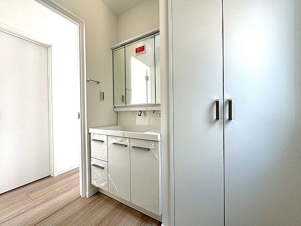 豊富な収納スペースあり!散らかりがちな洗面周りも整理整頓できます