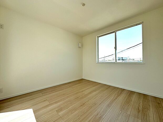 窓のある明るいベッドルーム