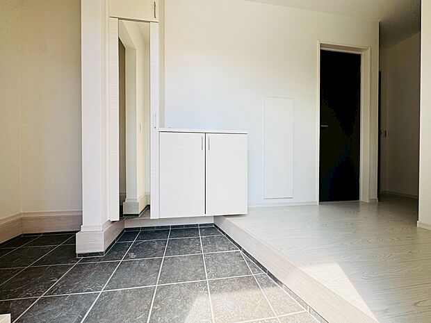 明るさとコントラストを兼ね備えた玄関