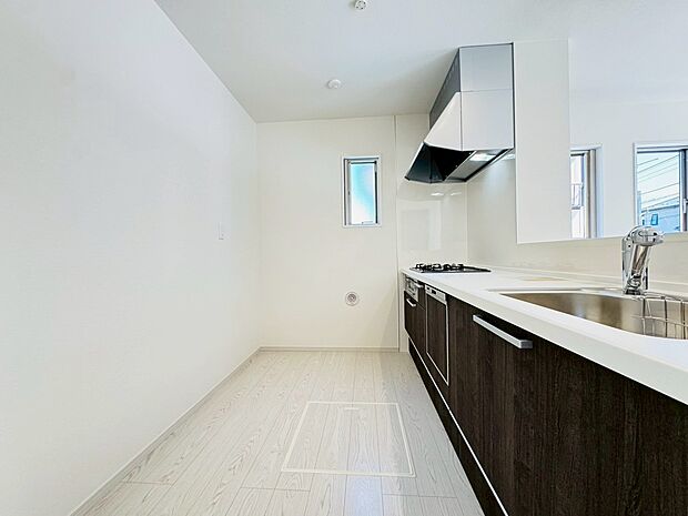 リビングの様子を見渡せる明るい対面キッチンで楽しくお料理出来ますね