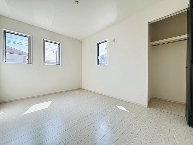 2面に窓があり、通風や採光があるお部屋です