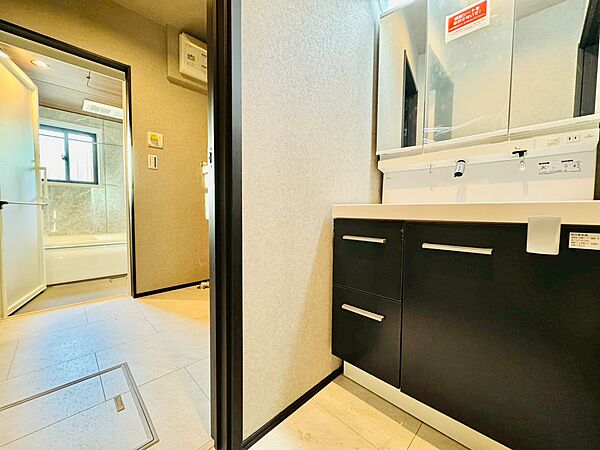 洗面台と洗濯機置き場のある洗面所の様子