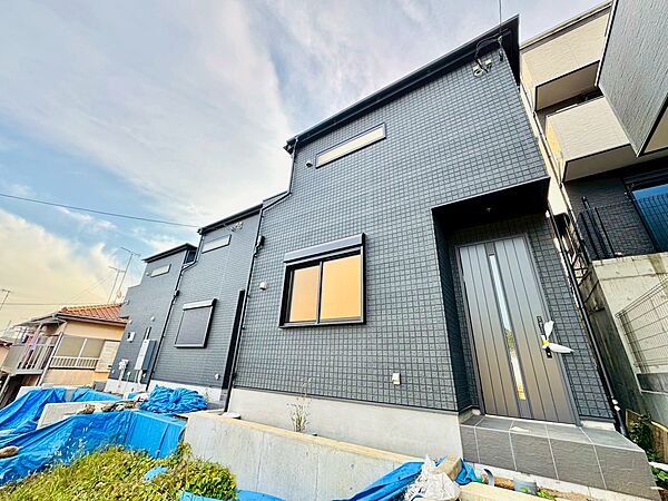 黒い外壁とシンプルな形状の住宅外観写真
