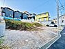 駐車場：住宅街にある未造成の土地と駐車スペースの様子です