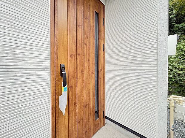 木目調の玄関ドアと外壁