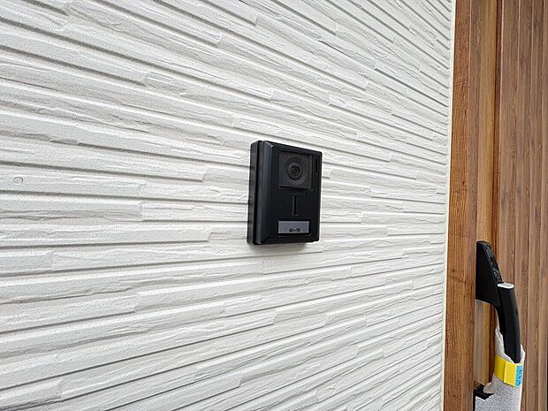 玄関脇の壁に設置された設備機器