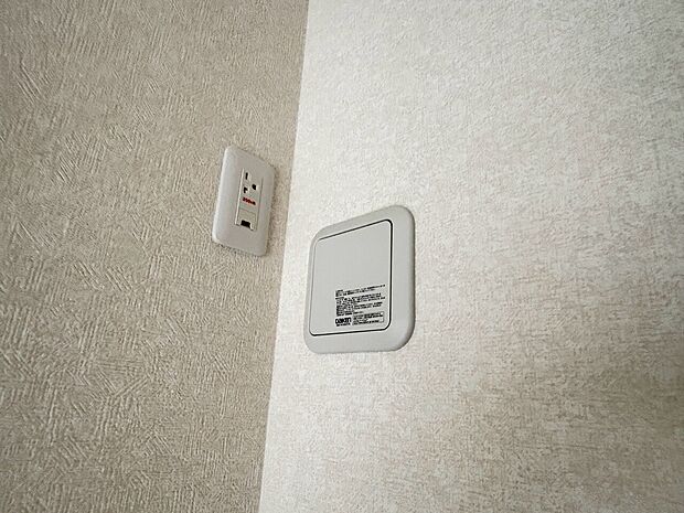 壁面にスイッチと操作パネル