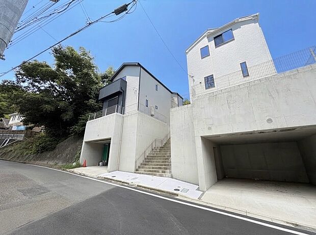 白い外壁の住宅外観と車庫