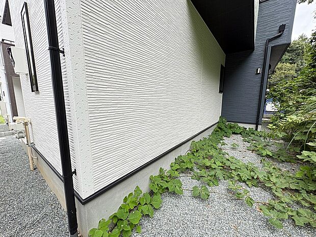 建物外壁と砂利敷きの外周スペース