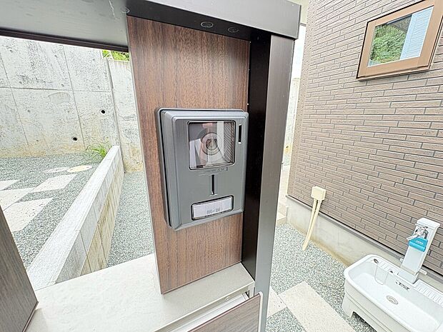 玄関に宅配ボックスと室内設備を設置