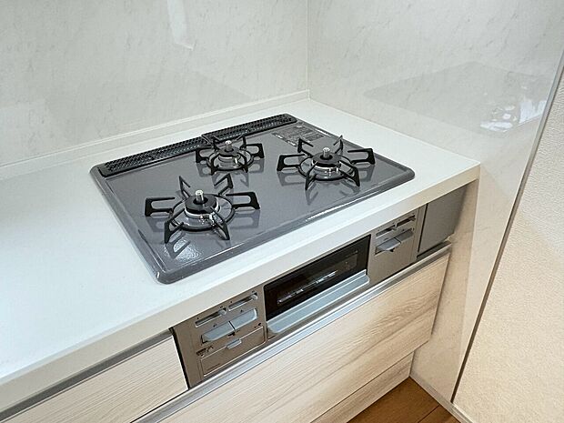 コンロと収納を備えたキッチン
