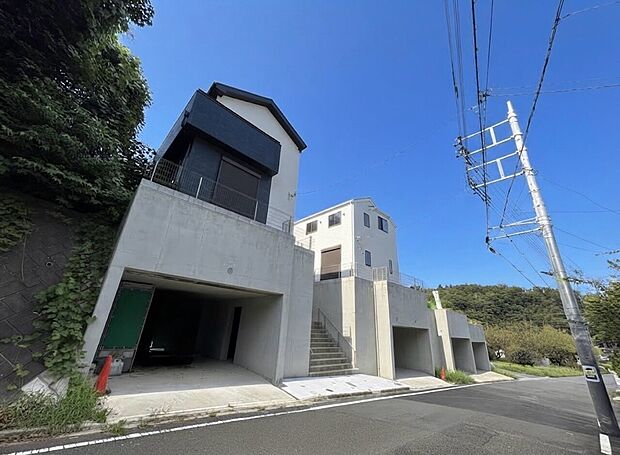 道路沿いに建つ現代的な戸建て住宅