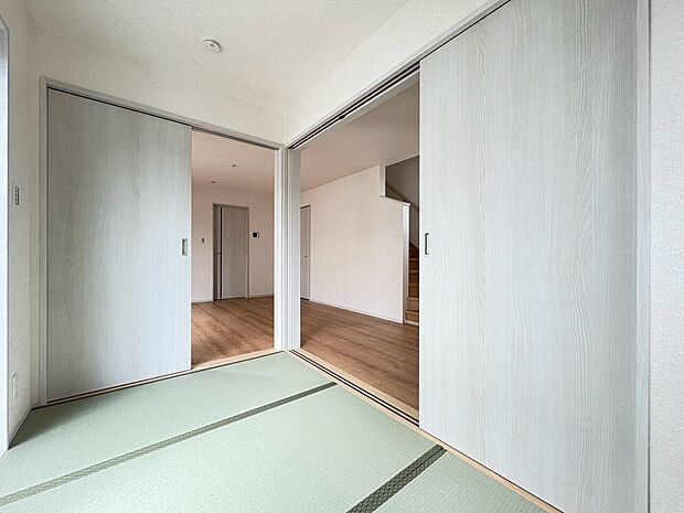 畳敷きの和室と隣接する廊下