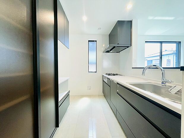 リビングの様子を見渡せる明るい対面キッチンで楽しくお料理出来ますね