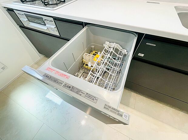 食洗機つきのシステムキッチン。毎日の家事に便利をプラスします