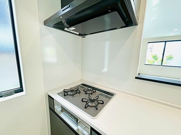 3口ガスコンロでお料理のスピードもUP。効率よくお料理ができますね