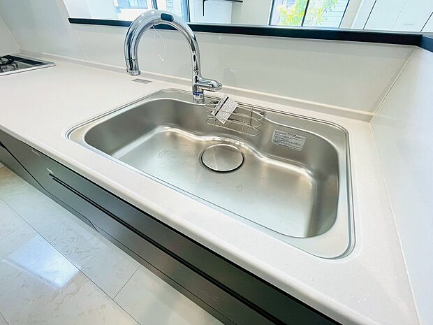 キッチンで場所を取らない、一体型浄水器を完備