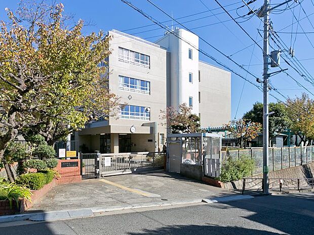 川崎市立長沢小学校 距離約830m