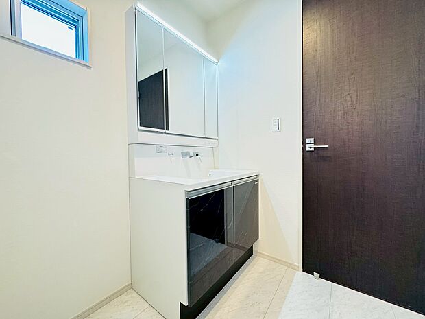 歯ブラシや洗面グッズなども収納できる三面鏡はお手入れも簡単です!